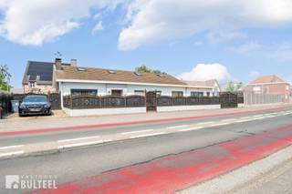 In de nabijheid van het centrum van Stekene bevindt zich deze licht op te frissen en ruime bungalow. De woning biedt u een inkomhal, twee aparte leefruimtes, een ingerichte keuken met toegang tot de veranda, 3 slaapkamers en een badkamer met lavabo, toilet en inloopdouche. Vaste trap naar de eerste verdieping die enorm veel ruimte biedt en waar ook een kleine badkamer is voorzien met bad, toilet en lavabo. Zuidwest gerichte tuin. Autostaanplaats naast de woning. De ramen zijn voorzien van dubbele beglazing en rolluiken. Centrale verwarming op aardgas. Elektriciteit conform! In de nabijheid van diverse winkels, scholen en openbaar vervoer. Diverse fiets- en wandelroutes in de omgeving. Goede verbinding naar E34. 