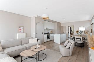 <p><span>Dit </span><span>gerenoveerde appartement</span><span> is volledig instapklaar en combineert </span><span>modern comfort</span><span> met </span><span>een slimme indeling</span><span>. Dankzij het </span><span>gunstige EPC-label B</span><span>, geïsoleerde muren, hoogrendementsbeglazing en een energiezuinige condensatieketel woon je hier niet alleen </span><span>stijlvol</span><span>, maar ook </span><span>zuinig</span><span>. Het appartement bevindt zich in een klein gebouw z</span><span>onder gemeenschappelijke kosten</span><span> en beschikt achteraan over een klein tuintje met </span><span>tuinberging</span><span>, ideaal voor fietsen en extra opbergruimte. </span><span>Openbare parking</span><span> en het station liggen vlakbij, wat het geheel nog praktischer maakt. </span></p><p><span>Bij binnenkomst kom je terecht in de</span><span> lichtrijke woonkamer met open keuken</span><span>, volledig uitgerust met alle comfort. Achteraan zijn er twee slaapkamers die allebei toegang geven tot een </span><span>charmant terrasje</span><span> waar je rustig kan genieten van de buitenlucht. De badkamer is voorzien van een douche, een stijlvol badkamermeubel, een toilet en een aansluiting voor de wasmachine. Dankzij de </span><span>slimme indeling</span><span> wordt elke ruimte optimaal benut.</span></p><p><span> </span></p><p><span>Beschikbaar vanaf 1 augustus 2026.</span></p><p><span>Contacteer ons voor een bezichtiging op het nummer 015 200 999 of info@vastgoedplus.be</span></p>