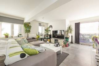 Bent u op zoek naar een volledig gerenoveerd appartement (2017) met 2 slaapkamers, stadstuin en inpandige garagebox met oprit? En dit in een klein gebouw zonder lift in een doodlopende straat? Dan stellen wij graag deze unieke kans aan u voor!<br />Indeling:<br />U betreedt het appartement via de centrale inkomhal die doorgang geeft aan de lichtrijke woonkamer (59m²) met open keuken, berging (7m²) en toegang tot de stadstuin (30,5m²). <br />De hal geeft ook doorgang aan een toilet, de badkamer (7m²), twee slaapkamers (15m² en 7m²) en de inpandige garagebox van 16,m². De moderne badkamer heeft een inloopdouche en een dubbele lavabo verwerkt in een badkamermeubel.<br /><br />Inpandige garagebox kan mee aangekocht worden aan € 40.000 (exclusief van de vraagprijs), deze heeft ook een oprit voor eventueel een tweede wagen te parkeren.<br /><br />Ligging:<br />Deurne-Zuid is een erg aangename woonomgeving met veel groen en een goede bereikbaarheid via het openbaar vervoer. Het appartement is gelegen op het einde van een doodlopende straat. Dicht bij scholen, verbindingswegen, horeca, winkels, ...Kortom dé ideale woonlocatie!<br />Pluspunten:<br />- Energiezuinig wonen dankzij dakisolatie, voorgevel- en achtergevelisolatie, linkergevel isolatie, vloerisolatie en HR dubbele beglazing (EPC met label B)<br />- Momenteel is het appartement verhuurd aan € 1141,18/maand <br />- Totale renovatie ondergaan in 2017 met een luxueuze afwerking <br />- Lage maandelijkse lasten: €25/maand<br />- Privatieve kelderberging en gemeenschappelijke fietsenberging <br />- Elektriciteit is conform<br /><br />Voor meer informatie of een bezichtiging kan u One vastgoed steeds bereiken op volgend nummer 03 360 85 30.