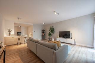 Op een uitstekende locatie langs de Sint-Pieterskaai, op korte afstand van centrum Brugge, bevindt zich dit charmant en energiezuinig appartement. Dankzij de centrale ligging zijn winkels, openbaar vervoer en belangrijke invalswegen vlot bereikbaar. Het appartement werd recent opgefrist en is voorzien van een volledig nieuwe keuken en terras. <br /><br />Het appartement geniet van volgende indeling: inkomhal, badkamer met ligbad, toilet en wastafel, nieuwe en volledig uitgeruste keuken, leefruimte, slaapkamer, berging en een aangename tuin met terras.<br /><br />Op heden is het appartement verhuurd, waardoor het pand ook interessant is als vastgoedinvestering met een direct rendement. Het appartement beschikt ook over een conformiteitsattest.<br /><br />Voor meer informatie of een vrijblijvend bezoek, neem contact op met Michiel op het nummer 0473 255 533 of per mail.<br />