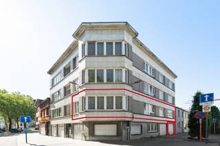 <p><strong>Te koop: instapklaar halfopen appartement in het centrum van Vilvoorde, op Franklin Rooseveltlaan 51.</strong></p><p>Dit appartement, gebouwd in 1959, ligt op wandelafstand van scholen, openbaar vervoer, park, treinstation en belangrijke invalswegen. Dankzij de centrale ligging geniet u van alle voorzieningen binnen handbereik. Het pand is volledig instapklaar en biedt bovendien de mogelijkheid om een garagebox aan te kopen voor €30.000.</p><p><br /></p><p><strong>Indeling:</strong></p><p>• Inkomhal (9,6 m²) met parlofoon en ingemaakte kasten</p><p>• Woonkamer (23,2 m²) met aangename lichtinval</p><p>• Keuken (6,8 m²) uitgerust met dubbele spoelbak, vaatwasser, dampkap, oven en inductiekookplaat</p><p>• Badkamer (5,2 m²) met douche, wastafel in meubel, aansluiting voor wasmachine en droogkast</p><p>• Slaapkamer (10,5 m²)</p><p>• Slaapkamer (17,6 m²)</p><p>• Individuele kelder (5,0 m²)</p><p>• Garage (15,9 m²) optioneel aan te kopen</p><p><br /></p><p><strong>Troeven:</strong></p><p>• Gelegen in het centrum van Vilvoorde</p><p>• Volledig instapklaar</p><p>• Mogelijkheid tot aankoop garagebox (€30.000)</p><p><br /></p><p><strong>Neem vandaag nog contact op met Selena Perez y Latorre via +32 2 335 11 13 voor een bezoek.</strong></p><p>JOUW DROOMAPPARTEMENT. ZO GEVONDEN!</p>