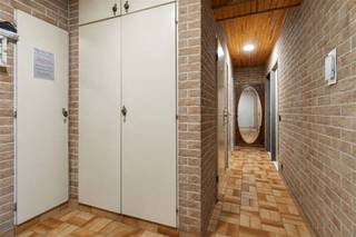 <p>Dit <strong>ruime gelijkvloerse appartement </strong>met een bewoonbare oppervlakte van <strong>95 m²</strong> bevindt zich aan de Turnhoutsebaan 457 in Antwerpen, recht tegenover het groene Rivierenhof. Dankzij de tramhalte voor de deur, winkels op wandelafstand en de vlotte verbinding met het centrum en de autostrade, geniet u hier van een bijzonder centrale en praktische ligging.</p><p>Het appartement beschikt over een aangename leefruimte, een keuken, een praktische berging, een badkamer, een apart toilet en maar liefst <strong>drie volwaardige slaapkamers</strong>. Dankzij de gelijkvloerse ligging is het appartement bovendien vlot toegankelijk, zonder trappen of lift.</p><p>De afgelopen jaren werden <strong>verschillende renovatiewerken uitgevoerd</strong>. Zo werden in 2025 nieuwe ramen geplaatst. Daarnaast werd bijkomende isolatie aangebracht in de muren van de leefruimte. Ook de elektriciteit werd volledig vernieuwd en is conform gekeurd. Verder werden nieuwe toevoerkranen en drukregelaars voor de waterleiding geplaatst. Het EPC dateert van voor deze uitgevoerde werken. Het appartement beschikt eveneens over een conformiteitsattest van de stad Antwerpen.</p><p>Een extra troef is de flexibiliteit die dit appartement biedt. U kunt het aankopen voor eigen bewoning en verder naar eigen smaak inrichten, of kiezen voor een investering met een bestaande verhuuractiviteit. Het appartement is momenteel verhuurd en kan worden overgenomen met de huidige huurders, wat het interessant maakt voor wie op zoek is naar een vastgoedinvestering met lopende huurinkomsten.</p><p>Extra troeven:<br />- EPC: 268 kWh/m² (C-score → GEEN renovatieverplichting)<br />- Perceelscore A, gebouwscore A<br />- Niet gelegen in (mogelijk) overstromingsgevoelig gebied, noch in afgebakend overstromingsgebied of risicozone<br />- Bestemming: stedenbouwkundige informatie en maatregelenregister in aanvraag.</p><p>Nabij school, winkels, autosnelweg, openbaar vervoer, etc. Voor meer info ga naar www.coenenvastgoed.be of bel 03/375.82.92. </p>