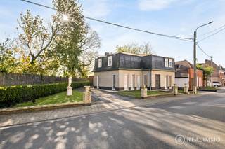 Deze charmante woning bevindt zich in een rustige straat in het centrum van Helkijn en geniet van een aangename en rustige ligging, vlakbij alle nodige voorzieningen. De woning werd steeds met de nodige zorg onderhouden en bevindt zich vandaag in instapklare staat, al is een verdere modernisatie wenselijk om het geheel naar hedendaagse normen te brengen.<br />Het buitenschrijnwerk werd reeds vernieuwd en bestaat uit PVC-ramen met dubbele beglazing en rolluiken (elektrisch beneden en manueel boven).<br /><br /><u><strong>Indeling</strong></u><br />Het gelijkvloers omvat een inkomhal, leefruimte, geïnstalleerde keuken, polyvalente kamer (slaapkamer/bureau), apart toilet, berging en veranda. Daarnaast is er een buitenberging en twee te renoveren of af te breken garages (mogelijk extra tuinruimte).<br />Op de verdieping bevinden zich de nachthal, drie volwaardige slaapkamers en een vierde, kleinere kamer (kinderkamer/bureau/dressing).<br /><br /><u><strong>Technisch</strong></u><br />De woning beschikt over centrale verwarming op stookolie en werd steeds goed onderhouden.<br />Het EPC-label bedraagt E (474 kWh/m² jaar) en valt onder de renovatieverplichting.<br />Met relatief eenvoudige ingrepen kan aan deze verplichting worden voldaan en kan de EPC-score worden verbeterd naar minimaal label D (simulatie beschikbaar).<br /><br /><u><strong>Grootste troeven</strong></u>
<ul>
<li>Rustige ligging</li>
<li>Goed onderhouden</li>
<li>Recent vernieuwd buitenschrijnwerk</li>
<li>Buitenschrijnwerk (PVC + dubbel glas)</li>
<li>Mogelijkheid tot gelijkvloers wonen</li>
</ul>
<br /><u><strong>Contact</strong></u><br />Meer info of een bezoek ter plaatse? Contacteer REALIMMO via 0471/892825 of aaron@real-immo.be voor verdere details of een afspraak.