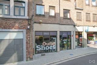 Bent u op zoek naar een commercieel pand met maximale visibiliteit en een uitstekende ligging? Dan is dit handelspand in de levendige...