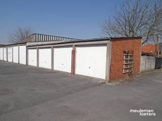 Bovengrondse garagebox beschikbaar in garagecomplex gelegen in de Walstraat te Oostkamp.<br /><br />Betreft garagebox nummer 19die gelegen is in een veilige omgeving in het centrum van Oostkamp. <br />Huurprijs is 70 €/maand inclusief btw. 