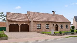 Landhuis met aangelegde tuin op 12 are 48 ca, gelegen op wandelafstand van centrum en scholen.Omvat: inkomhal, living 36m² + orangerie-veranda 21m²,...