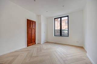 <p>Karaktervolle rijwoning uit 1935 die door de huidige eigenaar met oog voor detail werd omgetoverd tot een stijlvolle en instapklare woning (144 m² bewoonbare opp.). Een geslaagde combinatie van authentieke charme en hedendaags comfort!</p><p>Op het gelijkvloers vindt u een inkomhal met originele vloer, een ruime leefruimte en een high-end keuken, beide afgewerkt met keramisch parket. Via de keuken heeft u toegang tot het terras en de zonnige tuin op een perceel van 158 m² met ZO-oriëntatie.</p><p>De eerste verdieping omvat een ruime slaapkamer, een luxueuze badkamer met dubbele lavabo, ligbad, inloopdouche en extra toilet, evenals een technische ruimte. De ingerichte zolderverdieping biedt plaats aan 2 volwaardige slaapkamers met prachtige authentieke balken.</p><p>Dankzij de totaalrenovatie met onder meer isolatie, zonnepanelen en airco behaalt deze woning een uitstekende EPC-score met A-label. Ook de elektriciteit is conform.</p><p> </p>