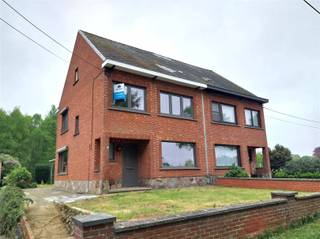 Demandez une visite à info@optimusvastgoed.be!TEUR: Maison rénovée de 3 chambres à Paal!Cettemaison mitoyenne est située au calme dans le quartier...
