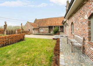 In een rustige en groene omgeving bevindt zich deze veelzijdige villa, ideaal voor grote gezinnen, cohousing, kangoeroewonen of zelfstandigen...