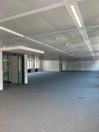 Uniek project, kantoren in de Europese wijk in Brussel. +/- 4000 m² aan ruimtes in een eigentijdse stijl. Zeer goede energieprestaties dankzij de toepassing van de nieuwste technologieën op dit gebied. Door de flexibiliteit van de ruimtes zijn ze voor iedereen bruikbaar. Open ruimte, afgesloten ruimte of een combinatie van beide, alles is mogelijk. De lokalen zijn ideaal voor alle functies. Fietsenstalling, kleedkamers met douches. In de omgeving zijn er banken, restaurants, wellnesscentra, winkels, ...<br />Binnenparking: 2500 € / plaats / jaar<br />Exclusief kosten en belastingen.