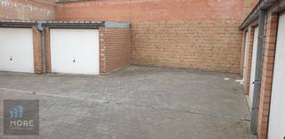 <span><strong>VERKOCHT...</strong></span><br /><br />Centraal gelegen garagebox in de Smedenstraat nabij het begin van de Lippenslaan in Knokke. Inrit bevindt zich op het gelijkvloers. Ideaal voor kleine auto's zoals een Smart of Fiat 500 of EV Topolino, Citroën Ami, Toyota Aygo, Renault Twingo en de Volkswagen Up of elektrische autootjes, fietsen, scooters, golfkarretjes, opslagplaatsje, enz....De garage is verhuurd op vandaag.<br />Meer info & bezoek via kantoor.<br /><br /><br /><span><strong>Tekoopstelling onder voorwaarden; Zie www.more.be, "bijlagen" en onder voorbehoud van beschikbaarheid.</strong></span>