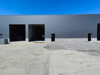 Nieuwe KMO-unit met een oppervlakte van 232 m² te huur. De unit maakt deel uit van de nieuwe KMO-ontwikkeling 'PORTIS' en bestaat uit 9 KMO-units te huur met oppervlaktes tussen 223 m² en 238 m² (eventueel samen te voegen tot grotere entiteiten).<br /><br />De magazijnruimtes zijn opgebouwd uit een staal of betonconstructie met als gevelbekleding een betonplint in combinatie met geïsoleerde sandwichpanelen. De unit is toegankelijk via een automatische sectionale poort (4,50 m B x 4,80 m H) en een aparte toegangsdeur, alsook hebben sommige een raam aan de voorzijde voor extra lichtinval. Bijkomend zijn de magazijnen, met een vrije hoogte van +/- 6 meter, uitgerust met een polybetonvloer (18 cm), LED-verlichting + elektriciteit alsook een toilet met handwasbak op regenwater. Sommige opslagruimtes zijn voorzien van een lichtkoepel en tussenverdiep.<br /><br />Ruime parkeer- en manoeuvreerruimte op de site. Per units zijn er minstens 2 parkeerplaatsen voorzien.<br />Geschikt voor zowel opslag als productie.<br /><br />De ontwikkeling bevindt zich in het hartje van de IZ Pathoekeweg, op amper 4 km van Brugge centrum en nabij de Expresweg die de A11 verbindt met de E40 en de E403. Geschikt voor zowel opslag als productie.<br /><br />Contacteer PANORAMA B2B voor bijkomende inlichtingen of een vrijblijvend plaatsbezoek 0479 70 70 73.