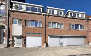 <p>Neem vandaag nog contact op met Sara De Maeyer voor een bezoek via: https://mijnhuurprofiel.be/property/99133e27-5ca9-45ce-9618-fd0612e23b15</p><p><br /></p><p><strong>Appartement in Grimbergen, rustig gelegen aan het water en nabij openbaar vervoer en groen.</strong></p><p><br /></p><p>Dit appartement combineert een aangename woonomgeving met een praktische indeling en veel lichtinval. Dankzij de ligging aan de rand van het water en vlak bij bos en park geniet je hier van een groene en ontspannen sfeer. De twee volwaardige slaapkamers, waarvan één met ingemaakte kasten. Bovendien beschikt het appartement over een EPC-label C. Het appartement zal ook nog geschilderd worden.</p><p><br /></p><p><strong>Belangrijkste ruimtes:</strong></p><p>• Inkomhal met vlotte toegang tot de verschillende ruimtes</p><p>• Ruime woonkamer (40,12 m²) met veel lichtinval</p><p>• Keuken (7,11 m²) uitgerust met keramische kookplaat, oven, vaatwasser en koelkast met vriesvak</p><p>• Veranda (14,18 m²) met aangename connectie naar het terras</p><p>• Zuidwestgericht terras om optimaal van de zon te genieten</p><p>• Slaapkamer (14,61 m²)</p><p>• Slaapkamer (14,2 m²) met ingemaakte kasten</p><p>• Badkamer (6,3 m²) met douche, ligbad en aansluitingen voor wasmachine en droogkast</p><p>• Apart toilet</p><p><br /></p><p><strong>Troeven:</strong></p><p>• Rustige ligging aan het water in Grimbergen</p><p>• Zuidwestgericht terras en ruime veranda</p><p>• Nabij openbaar vervoer, bos en park</p><p><br /></p><p>Neem vandaag nog contact op voor een bezoek.</p><p><br /></p><p>JOUW DROOMAPPARTEMENT. ZO GEV</p>