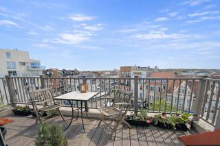 Dit recent appartement is perfect instapklaar, centraal gelegen op 50m van de winkels en slechts 100m van het strand.  De indeling is als volgt: Inkomhal, WC, berging, woonkamer met volledig ingerichte keuken, terras ZO georiënteerd.  Op het verdiep een slaapkamer met dubbel bed en ruime badkamer met inloopdouche, lavabo én WC.    Individuele kelder inbegrepen.  Mogelijkheid tot aankopen van ondergrondse staanplaats: 40.000 €.  Ref Trimaron 404