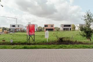 Aan Vogelsanck, een rustige en landelijk gelegen woonlocatie net buiten de dorpskern van Oostmalle biedt Danneels vier nieuwe bouwgronden te koop aan. <br /><br />Deze ruime villapercelen combineren een mooie straatbreedte met een aanzienlijke diepte, waardoor je hier volop kan genieten van een ruime, perfect zuidwest georiënteerde woning met ruime tuin. <br /><br />De percelen worden te koop aangeboden zonder bouwverplichting. Je kiest dus helemaal vrij met welke bouwpartner(s) je samenwerkt en wanneer je hier gaat bouwen.<br /><br />Hier woon je rustig in een landelijke omgeving maar zonder in te boeten aan bereikbaarheid. Je vindt alle nodige voorzieningen in de nabijheid en hebt een vlotte aansluiting naar de E19 en E34.  