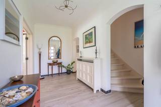 Century21ImmoNero presenteert op een ABSOLUTE TOPLIGGING in Jezus Eik, deze uitzonderlijke villa in een rustig doodlopend straatje, omgeven door groen. Laat u betoveren door het natuurlijke licht, de goed onderhouden aangelegde parktuin van ruim 20 are en het prachtige terras op het zuiden. Begane grond: mooie inkomhal met toilet en een ruime en gezellige woon- en eetkamer met open haard (42 m²), die direct uitkomt op het terras van 30 m². Een volledig uitgeruste keuken (18m²) met een zonnige eethoek. Hoofdslaapkamer met een geheel vernieuwde en-suite badkamer (24 m²), 3 slaapkamers (21 m², 12 m² en 12 m²) en een tweede moderne badkamer met ligbad (11 m²). Eerste verdieping: kantoor/slaapkamer van 17 m², badkamer met wasruimte, douche en wc, ruime slaapkamer/multifunctionele ruimte (26 m²) met balkon met uitzicht op het bos. Kelder: voorzien van een waterontharder en 20 m² opslagruimte. Nieuwe carport (met 10 zonnepanelen) voor 2 auto’s + 2 extra parkeerplaatsen + tuinhuisje. De tuin biedt volop ruimte om te ontspannen: zonnige terrassen, schaduwrijke plekken en een vijvertje. MEER INFO : www.leeuwerikendreef5.be
