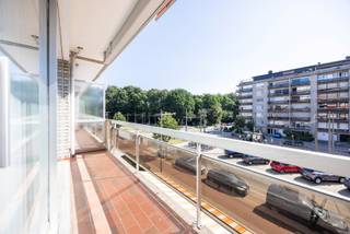 Bent u op zoek naar een ruim (118m²) appartement met twee slaapkamers en twee terrassen? Dan stellen wij graag deze unieke kans aan u voor op de tweede verdieping (met lift)!<br /><br />Indeling:<br />U komt binnen in de ruime inkomhal met vooraan de lichtrijke woonkamer (43m²) met aanpalend de keuken (10,5m²) die voorzien is van een kookplaat, dampkap, microgolfoven, dubbele spoelbak en een vaatwasser. Naast de keuken is er een aparte berging waar er aansluitingen zijn voor een wasmachine en/of droogkast.<br />Centraal is er de badkamer (6m²) met ligbad en douchefunctie, toilet, handdoekradiator en een enkele lavabo verwerkt in een badkamermeubel. Verder zijn er nog twee slaapkamers (17m² & 12m²) en een grote bergkamer (2m²) met ingebouwde kasten. Vooraan is er een terras over de gehele lengte, alsook achteraan!<br />Ligging:<br />Uitstekende centrale ligging met aan de voordeur de tramhalte van tram 5! Op enkele minuten verwijderd van winkels, horeca, scholen, verbindingswegen, e.d. Aan de overzijde van de Bremweide en op wandelafstand van Domein Ertbrugge.<br />Pluspunten:<br />- Dak is geïsoleerd <br />- Twee grote terrassen<br />- Ruim appartement<br />- Privatieve kelderberging<br />Voor meer informatie of een bezichtiging kan u One vastgoed steeds bereiken op volgend nummer 03 360 85 30