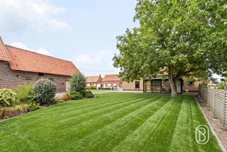 Eigendom met een enorme potentieel; woning, schuur en weide op maar liefst 1,6 hectare! Op een goeie ligging in Dentergem, langs de Wontergemstraat, vinden we deze eigendom met bijzonder veel potentieel.Het geheel omvat een woonhuis dat verder naar eigen smaak kan worden ingericht, en/of gerenoveerd en/of afbraak en heropbouw aan 6% BTW tevens mogelijk. Er is tevens een ruime extra charmante schuur én een uitgestrekte weide achteraan. De eigendom geniet van een prachtig open zicht en een uitzonderlijk gevoel van ruimte en vrijheid.Met een totale oppervlakte van maar liefst 1,6 hectare biedt deze eigendom tal van mogelijkheden voor wie op zoek is naar ruimte, rust en een unieke landelijke omgeving.Een bijzonder interessante eigendom voor liefhebbers van buitenleven, dieren, hobby's of wie droomt van een woning met extra ruimte en mogelijkheden!Bezoek na afspraak met Immo Beguin: flore@immobeguin.be