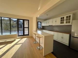 <p><span>Instapklaar én rustig gelegen appartement met 2 slaapkamers vlakbij de golf van Brasschaat</span></p><p><span> </span></p><p><span>Dit instapklaar appartement is gelegen op de tweede en tevens bovenste verdieping van een kleinschalig, zeer goed onderhouden, appartementsgebouw vlakbij de golf en het centrum van Brasschaat.</span></p><p><span> </span></p><p><span>Aparte inkomhal met gastentoilet. Vooraan de leefruimte met zeer veel lichtinval en open keuken met barzitgedeelte én toegang tot het balkon.</span></p><p><span>De keuken is voorzien van een vaatwasmachine, inductievuur met dampkap, koelkast met diepvries, dubbele spoelbak en veel opbergruimte.</span></p><p><span>Aansluitend aan de keuken een berging met voorzieningen voor wasmachine en droogkast.</span></p><p><span> </span></p><p><span>Achteraan 2 slaapkamers waarvan de masterslaapkamer met airco en toegang tot het balkon.</span></p><p><span>Badkamer met ruime instapdouche  met regenshower en aparte handdouche, groot lavabomeubel met spiegelkast en een handdoekdroger. </span></p><p><span> </span></p><p><span>Het volledige appartement heeft een mooie lichte parketvloer. De badkamer, toilet en keuken zijn op tegel.</span></p><p><span> </span></p><p><span>Achteraan het gebouw bevindt zich nog een aparte, privatieve garagebox met poort.</span></p><p><span> </span></p><p><span>Bijzonderheden</span></p><p><span>Instapklaar appartement met nieuwe parketvloer, nieuwe badkamer én toilet, volledig netjes geschilderd</span></p><p><span>Gelegen in een doodlopende straat vlakbij golf van Brasschaat</span></p><p><span>Airco masterslaapkamer</span></p><p><span>Balkon voor én achteraan</span></p><p><span>Geen lift en geen kelder</span></p><p><span>Maandelijkse kosten: 60 euro per maand (water, minuterie, poetsen gemene gemeenschappelijke delen)</span></p><p><span> </span></p>