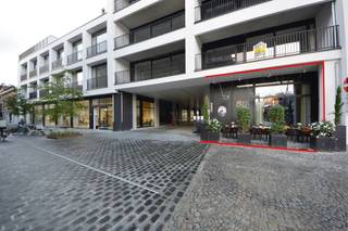 In de bruisende Sint-Jorisstraat 32, op de gekende locatie van het voormalige restaurant Bless, bieden wij dit aantrekkelijke handelspand van <strong>circa 100 m² te huur aan.</strong> Dankzij de strategische ligging tussen gevestigde zaken zoals Amantine en Room 4 You geniet je hier van uitstekende visibiliteit en veel passage, terwijl Parking Hopmarkt vlakbij voor optimaal comfort zorgt voor jouw cliënteel.<br />De ruimte leent zich perfect <strong>voor uiteenlopende commerciële invullingen,</strong> van horeca en retail tot een praktijk voor een vrij beroep of een eigentijds kantoor. <strong>Het pand wordt aangeboden aan een huurprijs van € 1.750 per maand, zonder bijkomende lasten zoals onroerende voorheffing of gemeenschappelijke kosten</strong>. Bovendien zijn een royale berging en een veilige ondergrondse parkeerplaats al inbegrepen in de huur, met de mogelijkheid om een tweede ondergrondse autostaanplaats bij te huren. Een unieke kans om jouw onderneming te vestigen op een centrale, vlot bereikbare plek in de stad. EPC LABEL: B.