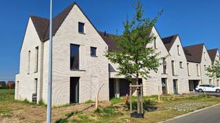 Ontdek ons nieuw project in hedendaagse architectuur in de Cesarine Verschraegenstraat te Haasdonk, met 12 nieuwbouwwoningen (4 halfopen, 8...