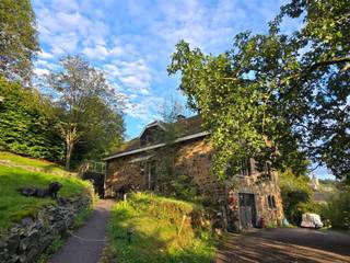 Prachtige woning met vakantiewoning en mogelijkheden op een perceel van 35 are 86.Je komt de woning meteen binnen in de inkomhal, aansluitend heb je...