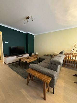 Gerenoveerd gelijkvloers appartementen met tuin, oprit, garage en kelder.<br /><br />Het appartement is gelegen op een rustige, goed bereikbare locatie nabij het rondpunt van Wommelgem. Op wandelafstand bevindt zich het Wijnegem Shoppingcenter, Provinciaal Groendomein Rivierenhof, Fort 2 …<br /><br />De garage 19m2 grenst aan het appartement en geeft rechtstreeks toegang tot de tuin 115m2. Het is een ruime garage, die kan dienen als parkeerplaats voor 1 wagen en opslagruimte.<br /><br />Wanneer je het appartement betreedt via de voordeur (veiligheidsdeur), kom je binnen in de ruime inkomhal. Deze geeft toegang tot de drie slaapkamers van 15m2, 11m2 en 8m2. Ook de badkamer betreed je via de ruime hal. Deze bevat een regendouche, lavabo en toilet.<br /><br />De grootste slaapkamer geeft toegang tot de tuin.<br /><br />In de hal is een aparte berging voorzien voor wasmachine en droogkast. Hier bevindt zich ook de elektriciteitskast (conform) en boiler (2022).<br /><br />De woonkamer grenst aan de open keuken. Deze is ingericht met toestellen van Whirlpool, die slecht 3 jaar oud zijn.<br /><br />Er is een kelder aanwezig met een grote opslagcapaciteit.<br /><br />Volgende zaken zijn ook aanwezig in de woning: <br />- Rolluiken in elke ruimte<br />- Vliegenramen in elke ruimte<br />- Ventilatiesysteem<br /><br />Wil jij dit pand graag bezoeken?<br />Neem dan zeker contact op:<br />0487/28.03.63<br />0477/57.89.93