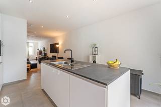 Op een goede locatie te Mechelen bevindt zich deze gerenoveerde woning met 3 slaapkamers en aparte garagebox. U geniet hier van een vlotte verbinding met de belangrijkste invalswegen, evenals de nabijheid van het bruisende stadsleven. Winkels, horeca, scholen en openbaar vervoer bevinden zich allemaal op wandel- en fietsafstand.<br /><br />We betreden de woning via de inkomhal met gastentoilet. De lichtrijke leefruimte kunt u inrichten met een gezellige zithoek en aparte eetplaats. Daarnaast is er ook ruimte om een bureau te plaatsen. De open keuken sluit mooi aan op het geheel en is uitgerust met de voornaamste toestellen. Hieruit heeft u toegang tot de leuke stadstuin. Via de nachthal op de eerste verdieping bereikt u de masterbedroom en de badkamer, uitgerust met een inloopdouche, dubbel lavabomeubel en toilet. U beschikt hier ook over een aparte wasplaats. Op de tweede verdieping beschikt u over nog 2 slaapkamers. Ten slotte is er nog een kelder en een aparte garagebox aan de overkant van de straat dewelke mee in de prijs is inbegrepen. <br /><br />Dit is een uitstekende opportuniteit als u op zoek bent naar een instapklare woning met 3 slaapkamers, stadstuin en garagebox in Mechelen. Contacteer ons op 0480 66 14 77 voor meer informatie of neem een kijkje op www.boonstravastgoed.be. <br /><br />Bijzonderheden:<br />- Gerenoveerd<br />- 3 slaapkamers<br />- Aparte garagebox
