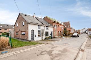 Knusse en gezellige woning (volledig gerenoveerd) met 2 kamers, zolderberging, terras met een leuke tuin en een aparte garagebox op een perceel...