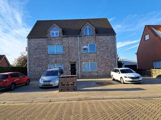 <p>Een appartement op de eerste verdieping bestaande uit een woonkamer, keuken, 2 slaapkamers, badkamer, bergplaats, terras, garage.</p>