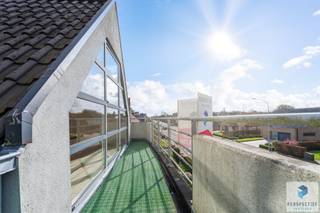 Dit centraal gelegen appartement bevindt zich binnen een straal van 1 km van het station, winkels, bakker en school. Daarnaast is er een vlotte verbinding naar de op- en afrit van de autostrade, wat zorgt voor een uitstekende bereikbaarheid.<br />Het appartement is gelegen op de tweede verdieping van een kleinschalige residentie (lift aanwezig) en heeft volgende indeling:<br />Via de inkomhal komt u in de lichtrijke leefruimte met open keuken. Vanuit de leefruimte heeft u toegang tot het zuidgericht terras aan de voorzijde. Aansluitend bevindt zich de open keuken.<br />Verder beschikt het appartement over een badkamer met wastafel, douche en toilet. Er zijn twee slaapkamers, beide met toegang tot het terras aan de achterzijde. Via dit terras bereikt u ook de praktische buitenberging. Achteraan het gebouw is er een staanplaats voorzien.<br /><br />Richtprijs - 249.000 EUR -  De vermelde prijs is een richtprijs:, ieder bod  wordt voorgelegd aan de eigenaars, die al dan niet kunnen ingaan op het voorstel.<br /><br />Contacteer PERSPECTIEF VASTGOED – 7 op 7 bereikbaar – voor meer informatie of een bezoek.<br />Bel 050/550.750 of mail naar info@perspectiefvastgoed.be.<br /> 