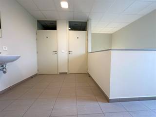 <p><strong>252 M² KANTOORRUIMTE IN SCHUIFERSKAPELLE</strong><br />Dit kantoorgebouw is centraal gelegen in Schuiferskapelle, tussen Tielt, Ruiselede en Wingene<br />Dit kantoorgebouw bestaat uit een ontvangstruimte, diverse bureauruimtes, een vergaderzaal, archief en keuken.</p><p><strong>TROEVEN: </strong><br />- Topligging<br />- Geen syndickosten<br />- 252 m²</p>