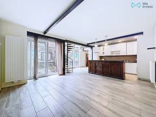 Info en bezichtigingen: maxime.l@weinvest.be of 02 315 77 22. <br /><br />We Invest biedt u exclusief deze lichte duplex met tuin op de begane grond van een gebouw met 2 verdiepingen aan, in de Rue du Prétoire 65 in Anderlecht. Lichte duplex met tuin – 2 slaapkamers + kleedkamer – Klein appartementencomplex zonder lasten. <br /><br />Ontdek dit charmante duplex met mooie ruimtes en een ideale indeling: op de begane grond een inkomhal, een lichte woonkamer, een volledig uitgeruste keuken, een extra wasruimte en een privétuin van ± 35 m²; op de verdieping 2 ruime slaapkamers met elk een eigen doucheruimte, een dressing en een apart toilet. Er is ook een kelderruimte beschikbaar.<br /><br />De wijk biedt een aangename woonomgeving, met talrijke winkels, buurtvoorzieningen en een goede bereikbaarheid met het openbaar vervoer. De locatie biedt praktische toegang voor het dagelijks leven en is tegelijkertijd goed verbonden met de rest van Brussel.<br /><br />Voorzien van een gasketel (Bulex), dubbele beglazing, afzonderlijke meters (gas, water, elektriciteit). EPB: E - 214 kWh/m²/jaar, CO₂-uitstoot: 42 kg.<br /><br />Pluspunten: klein mede-eigendom zonder gemeenschappelijke lasten, gunstige ligging nabij openbaar vervoer en winkels. Ideaal voor een gezin of als investering.<br /><br />Neem contact met ons op om een bezichtiging te regelen! Mis onze exclusieve aanbiedingen niet op WWW.WEINVEST.BE