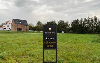 Découvrez trois terrains à bâtir exclusifs (lot 32, 33, 34) pour construction individuelle dans la rue Henriette Chaumat à Astene, une charmante sous-commune de Deinze. Ces terrains, allant de 432 m² à 456 m², offrent une liberté totale pour concevoir la maison de vos rêves.<br />Choisissez une coque étanche au vent et à l'eau ou une maison clé en main entièrement finie, parfaitement adaptée à vos souhaits et à votre budget.<br />Saisissez cette opportunité de construire dans un emplacement privilégié dans un cadre calme et rural. Contactez-nous dès aujourd'hui pour plus d'informations ou une visite sur place !