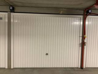 Deze garage is voorzien van verlichting en beschikt over volgende afmetingen:5.59 m diepte2.88 m breedte2.42 m hoogteWees er snel bij en maak nu uw...