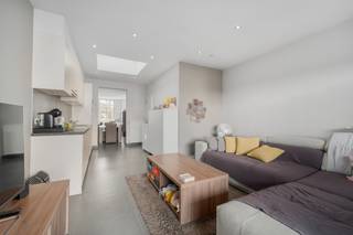 <p>Deze instapklare woning in de Nieuwe Molenstraat 122, Sint-Niklaas, op een centrale locatie nabij scholen, park en openbaar vervoer.</p>

<p>Dit charmante huis biedt drie leuke slaapkamers, een gezellige tuin van 70 m² en een praktische garage achteraan het perceel. Dankzij de achteruitweg langs de garage is het ideaal voor fietsers en vlotte toegang. De woning ligt in een residentiële buurt met alle voorzieningen binnen handbereik, inclusief treinstation, ziekenhuis en invalswegen.</p>

<p>Belangrijkste ruimtes:<br />• Inkomhal (8 m²) met toegang tot de leefruimte<br />• Living (21 m²) met aangename lichtinval<br />• Keuken (23 m²) voorzien van vaatwasser, keramische kookplaat, koelkast, dampkap en ingemaakte kasten<br />• Badkamer (4 m²) met inloopdouche, wastafel in meubel, aansluitingen voor wasmachine en droogkast, ingemaakte kasten<br />• Drie slaapkamers (25 m², 15 m², 10 m²)<br />• Toilet (2 m²) met handenwasser<br />• Nachthal (5 m²)<br />• Tuin (70 m²) voor ontspanning en buitenactiviteiten<br />• Garage (24 m²) bereikbaar via achteruitweg<br /><br />Troeven:<br />• Instapklaar met 3 leuke slaapkamers<br />• Gezellige tuin en garage achteraan het perceel<br />• Achteruitweg langs de garage, ideaal voor fietsers</p>