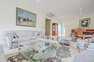 <pre><span>Information & visits: 02/315 78 32
Ixelles - We Invest offers you this superb 3-front Penthouse of 250m2, 4 bedrooms, 3 bathrooms, 2 living rooms, 1 huge terrace surrounding the entire apartment of more than 100m2, sunny from sunrise to sunset! And its 2 garage boxes with optional cellar (2 x 50,000eur). Air conditioning in the 4 bedrooms and the 2 living rooms. Ideally located at the end of the Clos d'Italie, you will enjoy the calm of your superb outdoor spaces while being close to everything: Boondael station, Bois de la Cambre, Hippodrome de Boitsfort, the ULB, the very nice district of the cemetery of 'Ixelles, etc. in short, a perfect geographical location! Very well managed condominium, solar panels, PEB E+, individual boiler from 2020,... To visit without delay!</span></pre>