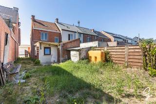 Te renoveren half open bebouwing met tuin te Grembergen.<br />Gelijkvloers : inkomhal, ruime woonkamerkeuken, keuken en badkamer. <br />Eerste verdiep : 2 ruime slaapkamers.<br />de tuin en aparte oprit zijn extra troeven<br />Graag een bezoek brengen aan deze woning? Bellen naar 0471/59 40 43 of mailen naar tom@cornelis-goeman.be