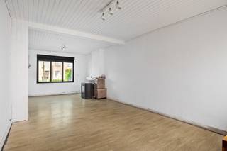 Deze op te frissen woning is erg centraal gelegen tussen de dorpen Ekeren, Kapellen en Hoevenen. Ook de autosnelweg, het openbaar vervoer en scholen vindt u in de directe omgeving. In de woning werden de afgelopen jaren reeds verschillende energetische verbeteringen uitgevoerd, waaronder een vernieuwd dak, nieuwe ramen, een geïsoleerde voorgevel en een condenserende CV-ketel voor de bovenverdiepingen. Tegelijkertijd dient de woning op bepaalde vlakken nog verder afgewerkt en gemoderniseerd te worden, wat u de mogelijkheid geeft om ze verder naar eigen smaak in te richten. Binnenkomen doet u hier via een aparte inkomhal, welke meteen uitgeeft in de aangename leefruimte met aangrenzend een eenvoudig ingerichte keuken. Op het gelijkvloers is verder nog een veranda aanwezig, waar u kan genieten van een fijn uitzicht over de tuin. In de veranda is bovendien nog een aparte toiletruimte. De trap in de inkomhal brengt u naar de nachthal op de 1e verdieping, dewelke de verbinding vormt tussen de badkamer en de 2 volwaardige slaapkamers. De recent vernieuwde badkamer is tot boven toe betegeld en beschikt over een ligbad met douche, toilet, handdoekradiator en dubbele wastafel met meubel. Een vaste trap leidt verder naar de 2e verdieping, waar zich nog een gigantische master-bedroom bevindt. Dankzij de royale oppervlakte bestaat hier de mogelijkheid om de ruimte op te splitsen in 2 aparte slaapkamers. Tot slot heeft de woning ook nog een praktische, droge kelder, waarin heel wat materiaal opgeborgen kan worden. Het perceel heeft een totale oppervlakte van 390m². De oostelijk georiënteerde tuin met terras vormt een fijne plek om in alle rust en privacy van het buitenleven te genieten.