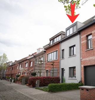 Instapklare woning (EPC B) met zonnige tuin in rustige straat<br /><br />Troeven op een rijtje:<br />✅ EPC B<br />✅ Elektriciteit conform<br />✅ 3 volwaardige slaapkamers <br />✅ Rustige straat met enkelrichtingsverkeer<br />✅ Zuid gerichte tuin met recent tuinhuis<br />✅ Condensatieketel gereinigd en gekeurd (attest aanwezig)<br />✅ Instap klaar en uitstekend onderhouden<br /><br />Op zoek naar een warme, instapklare thuis in een rustige, kindvriendelijke wijk vlak bij het centrum? Deze grondig gerenoveerde gezinswoning ligt in een rustige straat met enkelrichtingsverkeer en combineert comfort, ruimte en een aangename woonomgeving met fijne buren.<br />Dankzij de doordachte indeling, drie volwaardige slaapkamers en een zonnige zuid gerichte tuin is dit een woning waar je je meteen thuis voelt.<br />Je komt binnen via de inkomhal die toegang geeft tot de gezellige leefruimte met eetplaats. De praktische indeling en de geïntegreerde bureauhoek maken dit de ideale plek voor gezinsleven, thuiswerk of een speelhoek voor de kinderen. <br />Aansluitend bevindt zich de warme, volledig uitgeruste keuken met kwalitatieve toestellen: grote koelkast, aparte vriezer, oven, combioven en vaatwasser. Vanuit de keuken geniet je van een mooi zicht op de tuin, waardoor binnen en buiten naadloos in elkaar overlopen. <br />Op het gelijkvloers vind je verder de badkamer met bad én douche, toilet en dubbele lavabo. Net voor de toegang tot de tuin is er een praktische wasruimte met plaats voor wasmachine en droogkast. Hier bevindt zich ook de Viessmann condensatieketel (recent gereinigd en gekeurd – attest aanwezig). <br />De buitenruimte is een absolute troef: een zuid gerichte tuin waar je de hele dag van de zon kan genieten. Achteraan bevindt zich een recent geplaatst tuinhuis van 3,2 m x 2,3 m, ideaal voor fietsen en extra bergruimte. <br />Op de eerste verdieping zijn er twee ruime slaapkamers van ca. 4 x 4 m. De tweede verdieping is ingericht als een royale open zolderverdieping (master bedroom) van maar liefst 8 x 5 m.<br /><br /><br />