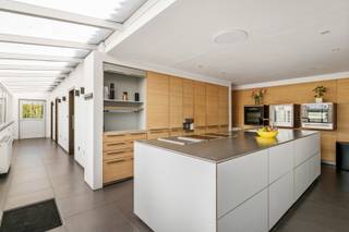 Ben je op zoek naar een ruime woning met een zonnige tuin? GEVONDEN!<br />De energiezuinigheid (label B), conforme elektriciteit en zonnepanelen (met certificaten) vullen de lijst van pluspunten verder aan.<br /><br />De woning kenmerkt op de benedenverdieping de inkomhal, 2 aparte toiletten, de lichtrijke woonkamer, de keuken van TOP kwaliteit (Vaatwasser, koelkast, 2 ovens, combi-oven, warmhoudlade, inductie kookplaat, teppanyakiplaat, dubbele spoelbak), de wasplaats, extra bergruimte en de badkamer met ligbad, inloopdouche en dubbele wastafel in meubel.<br /><br />Op de eerste verdieping zijn er maar liefst 4 ruime slaapkamers.<br /><br />Parkeren kan eenvoudig in de carport en de kelder kan dienst doen als extra bergruimte.<br /><br />TROEVEN IN EEN NOTENDOP:<br /> - Energiezuinig + zonnepanelen!<br /> - Rolluiken aanwezig!<br /> - Gerenoveerd in 2017!<br /> - 4 slaapkamers!<br /> - Zonnige, ruime tuin!<br /> - Parkeermogelijkheden!<br /> - Elektriciteit conform!<br /><br />Meer informatie/een bezoek? maak eenvoudig jouw afspraak via WWW.WOONVAST.BE of contacteer Jonas op 0468 19 11 62 of via jonas@woonvast.be