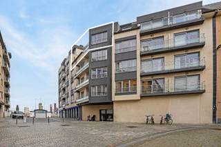 <span><span>Droomt u van een leven vol luxe, comfort en vlakbij de zee? Welkom bij dit uitzonderlijke duplex appartement in een residentie met de ambiance van kwaliteit en comfort. Gelegen op een toplocatie biedt dit duplex appartement een zijdelings zicht op de Noordzee en de haven van Oostende. In de directe omgeving bevindt u zich te midden van de beste restaurants en de levendigheid van het monumentale station. Eenmaal thuis omhult een oase van rust en comfort u, terwijl het unieke ontwerp van het appartement zorgt voor een harmonieuze verbinding met de buitenwereld.<br /><br />Op de 4e verdieping van het prestigieuze gebouw “Oriënt Express”, is het duplex appartement op het hoogste niveau afgewerkt. Grote ramen laten het daglicht binnenstromen en verbinden de leefruimte met het terras, ideaal om te ontspannen of te genieten van een drankje. Hier ervaart u ultieme privacy dankzij de hoogwaardige bouwmaterialen en het innovatieve ontwerp. Inkom met royale leefruimte, open keuken, bergruimte, wc en terras. 5e verdieping herbergt 2 slaapkamers, waarvan de grootste slaapkamer is ingericht als studio (tweede keuken, slaaphoek, badkamer met douche en toilet).  Als zo'n studio afzonderlijk te koop zou komen zou de waarde al geschat worden op +/-  120.000,- !<br /><br /><u>Enkele troeven:</u><br />· Private berging op gelijkvloers;<br />· gemeenschappelijke fietsenstalling en vuilnislokaal aanwezig;<br />· gemeenschappelijke inkom toegankelijk voor andersvaliden;<br />· <strong>EPC label C</strong> (geen renovatieverplichting);<br />· Elektriciteit is conform gekeurd;<br />· <strong>Super als vaste woonst of tweede verblijf</strong>;<br />· <strong>Alle faciliteiten en strand binnen handbereik. De perfecte locatie.</strong><br /><br />Bent u benieuwd ? Informeer bij ons kantoor of plan vandaag nog uw bezoek in. Bel Diksimmo op het nummer 051 50 11 51 of mail naar diksmuide@diksimmo.be.</span></span>