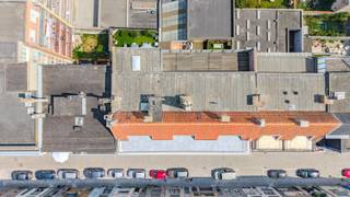 TE KOOP – RUIM EN KARAKTERVOL DAKAPPARTEMENT MET 4 SLAAPKAMERS EN RIANTE TERRASSEN IN DE BELLE EPOQUEWIJK<br /><br />Op een absolute toplocatie in de gegeerde Belle Epoquewijk van Oostende, op wandelafstand van de zeedijk, de Koninklijke Gaanderijen, Thermae Palace en Wellington Golf, bevindt zich dit bijzonder ruime dakappartement op de 6de verdieping van residentie “Viking”.<br /><br />Met een bewoonbare oppervlakte van circa 191 m² geniet dit appartement van een uitzonderlijk gevoel van ruimte. De lichtrijke leefruimte sluit rechtstreeks aan op de riante terrassen, waar u dankzij de open ligging en gunstige oriëntatie de hele dag kunt genieten van licht, ruimte en vergezichten.<br />De woning beschikt over vier volwaardige slaap-/werkruimtes — momenteel ingericht als 3 slaapkamers en een bureel — evenals twee badkamers, een vernieuwde en volledig ingerichte keuken en een ruime leefruimte.<br /><br />Het interieur heeft een authentiek en eigen karakter en werd bewust niet volgens de hedendaagse interieurtrends ingericht. Voor wie houdt van een woning met persoonlijkheid, biedt dit appartement bovendien tal van mogelijkheden om het geheel naar eigen smaak en wensen te moderniseren.<br /><br />Het appartement beschikt momenteel over een EPC-label E, waardoor de renovatieverplichting van toepassing is. Dit biedt tegelijk de mogelijkheid om het appartement energetisch én esthetisch volledig af te stemmen op de hedendaagse normen en uw eigen woonwensen.<br /><br />TROEVEN<br />✨ Absolute topligging in de Belle Epoquewijk<br />🌊 Op wandelafstand van zee, zeedijk, Koninklijke Gaanderijen en Thermae Palace<br />⛳ Wellington Golf vlakbij<br />🛏️ 4 slaapkamers / 3 slaapkamers + bureel<br />🛁 2 badkamers<br />🌞 Riante terrassen met open zicht en uitstekende oriëntatie<br />🏢 Lift tot op de 6de verdieping<br />🍽️ Vernieuwde, volledig ingerichte keuken<br />🚗 Niet-betalend parkeren in de wijk<br />💶 Gemeenschappelijke lasten: €215/maand – afrekeningen beschikbaar<br /><br />Een zeldzaam ruim dakappartement op een van de meest gegeerde locaties van Oostende, met een combinatie die vandaag moeilijk te vinden is: veel woonoppervlakte, vier slaap-/werkruimtes, royale terrassen, open zicht en een karaktervolle ligging vlak bij zee.<br /><br />Een ideale eigendom als vaste woonst, tweede verblijf of renovatieproject, voor wie ruimte, ligging en potentieel belangrijker vindt dan een dertien-in-een-dozijn interieur.<br />Een appartement met karakter, ruimte en vooral veel mogelijkheden.<br /><br />📞 Bezoek mogelijk mits afspraak.<br />☎️ 059 808 502<br />📧 danny@brouckaert.be<br />🌐 www.brouckaert.be