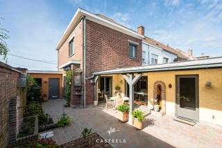 Op zoek naar een woning waar karakter, ruimte en mogelijkheden samenkomen? Deze eigendom combineert 3 slaapkamers, een gezellige patio, een...