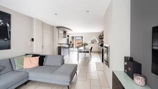 Deze ruime woning is ideaal gelegen in het centrum van Heist-aan-Zee, op wandelafstand van de vernieuwde markt, het station, alle winkels én het strand. Alles wat je nodig hebt, ligt letterlijk om de hoek.<br /><br />De woning werd stevig gebouwd en beschikt over betonnen verdiepingen, wat zorgt voor een solide en duurzame basis. Op het gelijkvloers een gezellige woonkamer met directe toegang tot de achterliggende tuin. En wat voor een tuin! Een schitterende buitenruimte met veel plaats, meerdere zonneterrassen en achteraan een praktische berging of hobbyruimte. Verder vind je op het gelijkvloers een open keuken met aansluitend een handige berging. <br /><br />Op de eerste verdieping bevinden zich twee volwaardige slaapkamers en een ingerichte badkamer. Via een vaste trap bereik je de dakverdieping, waar zich een prachtige masterbedroom bevindt. Een echte eyecatcher: ruim, licht en ideaal als rustige privéverdieping.<br /><br />Deze woning combineert een leuke ligging aan zee, een aangename indeling en een uitzonderlijke tuin in het centrum – een zeldzame troef in Heist-aan-Zee.<br /><br />👉 Benieuwd naar meer? Kom deze woning ontdekken na afspraak met Willem Cauwels op TEL 050.89.27.70