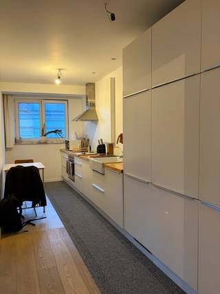 <p><strong>Welkom thuis in hartje Gent!</strong><br />Dit charmante appartement van<strong> 77 m²</strong> op de derde verdieping van een <strong>karaktervol gebouw </strong>aan de Onderbergen heeft het allemaal. <br />De <strong>ruime, lichtrijke woonkamer</strong> is de ideale plek om tot rust te komen, terwijl de<strong> aansluitende open keuken</strong> uitnodigt tot gezellige aperitiefjes en heerlijke etentjes. <br />Ook praktisch scoort deze woning sterk: er zijn <strong>twee volwaardige slaapkamers,</strong> een badkamer en een apart toilet.<br />Of u nu alleen komt wonen, met z’n tweeën of een extra kamer nodig heeft als bureau of logeerkamer: hier krijgt u alle ruimte om van uw eigen plek echt <strong>een thuis</strong> te maken.<br /><br />De huurprijs bedraagt <strong>€ 995 + € 150</strong> (algemene onkosten) per maand.<br />Het appartement is vrij per <strong>1 september 2026</strong> en heeft een EPC-score van <strong>217</strong> kWh/m².<br /><br />En de locatie? <strong>Beter wordt het bijna niet.</strong> Cafés, restaurants, winkels en de mooiste plekjes van Gent liggen allemaal op wandelafstand. <br />Een sfeervolle stadswoning met karakter, comfort én een toplocatie.<br />Kom binnen en ontdek zelf waarom u zich hier meteen thuis voelt!<br />Contacteer ons via tel. <strong>09 330 61 04 </strong>of via info@vastgoedminnaert.be</p>