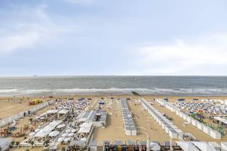 Op de Zeedijk van Knokke vinden we dit appartement te koop. Het appartement combineert een adembenemend frontaal zeezicht met een stijlvolle, hoogwaardige renovatie die tot in de kleinste details werd doorgevoerd.Met drie volwaardige slaapkamers en twee moderne badkamers biedt dit appartement alle comfort voor wie op zoek is naar een instapklare, exclusieve woonst aan zee. De royale gevelbreedte van meer dan 5,5 meter zorgt voor een ongeëvenaard ruimtegevoel en een panoramisch zicht dat elke dag opnieuw weet te verrassen.De ligging is werkelijk subliem: op wandelafstand van chique winkels, gezellige cafés, topgastronomie en culturele hotspots. Tegelijk geniet u van de rust en de klasse die zo typerend zijn voor dit deel van Knokke. Het strand ligt letterlijk voor de deur, en ook sport- en recreatiemogelijkheden zijn volop aanwezig in de nabije omgeving.Een privatieve kelder in de residentie zorgt voor extra bergruimte, en er is de mogelijkheid om een vlot toegankelijke autostaanplaats in de buurt aan te kopen.Indeling: - inkom met gastentoilet- leefruimte met open keuken- 3 slaapkamers, waarvan 2 volwaardig- 2 ingerichte badkamers- terrasIdeaal aanbod voor wie op zoek is naar een appartement te koop in Knokke. Wenst u meer informatie of een bezoek? Neem dan contact met onze vastgoedexpert Arne Vandierendonck via 0493 25 35 85 of arne.vandierendonck@dewaele.com