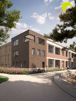 <p><span>Ontdek de laatste fase van het Stadsterras: eigentijds wonen, groen en comfort op een toplocatie in Mortsel!</span></p><p><span>In het hart van Mortsel krijgt het Stadsterras zijn definitieve vorm. Met deze derde en laatste fase, Freya genaamd, wordt het unieke project vervolledigd.<br />Stadsterras werd de afgelopen jaren mooi vormgegeven. Een plek waar wonen, werken en ontspannen harmonieus samenkomen.<br />Niet alleen vanuit het park, maar ook vanuit de Edegemsestraat zal deze nieuwe fase zichtbaar zijn en mee het stadsbeeld vormgeven.</span></p><p><span>Het aanbod:</span></p><p><span>Of u nu op zoek bent naar een ruim appartement, een woning met tuin of een plek waar wonen en werken hand in hand gaan: Freya biedt voor elk wat wils.</span></p><p><span>Het aanbod omvat comfortabele appartementen met 2 of 3 slaapkamers, enkele woningen met een eigen tuin en bijzondere atelierwoningen. Deze laatste combineren een atelier of ruimte voor een vrij beroep op het gelijkvloers met een duplexwoonst erboven. Ideaal voor wie werk en privé graag op één locatie samenbrengt.</span></p><h3><span>Wonen met zicht op groen</span></h3><p><span>Groen vormt opnieuw een belangrijk onderdeel. Achteraan het project komt een aangename tuinzone, waar de meeste terrassen en leefruimtes op uitgeven. Zo geniet je thuis van rust en een groene omgeving, terwijl het bruisende centrum van Mortsel vlakbij ligt. Ook het park op de site draagt bij aan het aangename woongevoel.</span></p><h3><span>Duurzaam en comfortabel wonen</span></h3><p><span>Alle woningen en appartementen in deze laatste fase worden BEN (bijna-energieneutraal) uitgevoerd. Dankzij de combinatie van warmtepompen en vloerverwarming geniet u van een energiezuinige en comfortabele woning, klaar voor de toekomst.</span></p><p><span>Bovendien is er voor een aantal woningen en appartementen de mogelijkheid om aan het verlaagde btw-tarief van 6% te kopen. Informeer naar de voorwaarden en ontdek welke mogelijkheden op uw situatie van toepassing zijn.</span></p><h3><span>Alles binnen handbereik</span></h3><p><span>Het Stadsterras combineert de rust van groen met alle voordelen van wonen in de stad. Op de site vindt u een supermarkt en een prachtig stadspark. Ook de winkels, horeca en andere voorzieningen van het commerciële centrum van Mortsel liggen op wandelafstand.</span></p><p><span>Daarnaast zorgt de ruime ondergrondse parking voor extra comfort en een praktische oplossing voor wie zich vlot wil verplaatsen.</span></p><h3><span>Mis de laatste fase niet!</span></h3><p><span>Met deze derde fase krijgt het Stadsterras zijn definitieve invulling. Ontdek het gevarieerde aanbod en vind de woning die bij jouw levensstijl past.</span></p><p><span>Maak vandaag nog een vrijblijvende afspraak met een van onze nieuwbouwexperts via </span><span>stadsterras@habicom.be</span><span> of bel </span><span>03-449.42.41</span><span>.</span></p><p><span> </span></p>