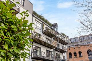 Bekijk nu alvast de videotour, het grondplan, het gunstige EPC, de blanco elektrische keuring en de asbestinventaris via de Wellimmo-site ('documenten').<br /><br /><span><span><span><span><span><span><span><span><span><span><span><span><span><span>Penthouse loft van 200m² met unieke daktuin van 126m² (+ terras 10m²) in het rustige, beschermde binnengebied van het iconische Martougin-complex, </span></span></span></span></span></span></span></span></span></span></span></span></span></span>een groen woonerf op een boogscheut van de binnenstad en toch dichtbij alle invalswegen.<br /><span><span><span><span><span><span><span><span><span><span><span><span><span><span>Een uitzonderlijk lichte en ruime woonplek die als een huis in de lucht aanvoelt, met zon, zicht en een zeldzaam gevoel van openheid.</span></span></span></span></span></span></span></span></span></span></span></span></span></span><br /><span><span><span><span><span><span><span><span><span><span><span><span><span><span>De spectaculaire privatieve daktuin, aangelegd in 2024 door befaamde </span></span></span></span></span></span></span></span></span></span></span></span></span></span>landschapsarchitecten<span><span><span><span><span><span><span><span><span><span><span><span><span><span> Bart & Pieter, vormt een absolute blikvanger en tilt dit woonvolume naar een uniek totaalconcept. </span></span></span></span></span></span></span></span></span></span></span></span></span></span><br />Binnen treffen we op de onderste verdieping een riante leefruimte van +-70m² op massief eiken parket met open houthaard, maatwerk kastenwanden en aansluitend een eerste zonneterras van 10m², alsook de 2 ruime slaapkamers met ingemaakte maatwerkkasten, de badkamer met ligbad, dubbele wastafel, toilet en inloopdouche, de technische wasplaats en een gastentoilet. De royale plafondhoogte en de vele grote ramen met uitzicht op de stad en het woonerf zorgen voor een ongekend ruimtegevoel. Bovenaan bevindt zich de volledig geïnstalleerde maatwerkkeuken met eetgelegenheid (50m²), eveneens op parket. Deze heeft toegang tot de daktuin (Z) met panoramische stadszichten.<br /><br /><span><span><span><span><span><span><span><span><span><span><span><span><span><span>Dankzij de recente energetische investeringen—nieuwe ramen (2025), het vernieuwde privatieve dak (2024), een nieuwe verwarmingsketel (2025), zonnescreens en automatische rolluiken—staat deze loft volledig klaar voor de toekomst.</span></span></span></span></span></span></span></span></span></span></span></span></span></span><span><span><span><span><span><span><span><span><span><span><span><span><span><span> 2 </span></span></span></span></span></span></span></span></span></span></span></span></span></span><span><span><span><span><span><span><span><span><span><span><span><span><span><span>overdekte autostaanplaatsen zijn optioneel aan te kopen à € 35.000 per stuk (waarvan 1 al uitgerust met laadpaal), alsook 2 kelderbergingen. De maandelijkse lasten bedragen 238€ incl syndicus, blokpolis, werking en onderhoud gebouw en tuin, reservefonds,.....</span></span></span></span></span></span></span></span></span></span></span></span></span></span><br /><br /><span><span><span><span><span><span><span><span><span><span><span><span><span><span>Contacteer ons via info@wellimmo.net of 03 225 00 68 voor meer info of een bezichtiging</span></span></span></span></span></span></span></span></span></span></span></span></span></span>