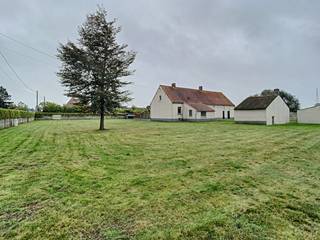 Deze landelijke hoeve is gelegen in Anzegem, op een boogscheut van het centrum van Waregem en vlakbij E17. De hoeve onderging recent...